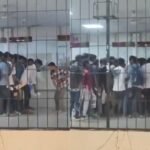 बिहार में 11वीं में नामांकन के लिए रजिस्ट्रेशन कराने आये छात्रों की पिटाई, कर्मचारी के डंडे बरसाने का वीडियो वायरल