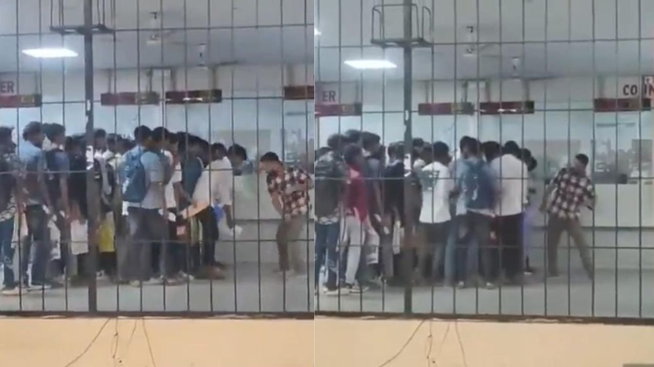 बिहार में 11वीं में नामांकन के लिए रजिस्ट्रेशन कराने आये छात्रों की पिटाई, कर्मचारी के डंडे बरसाने का वीडियो वायरल