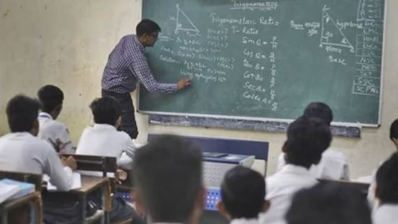 बिहार में शिक्षकों के अटेंडेंस पर शिक्षा विभाग सख्त, 30 सितंबर तक मांगी रिपोर्ट