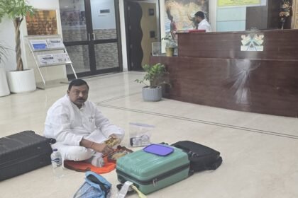 दिल्ली के झारखंड भवन में BJP विधायक को नहीं मिला कमरा, कुशवाहा शशि भूषण मेहता बैठ गए धरने पर, कल्पना सोरेन को लगाया फोन