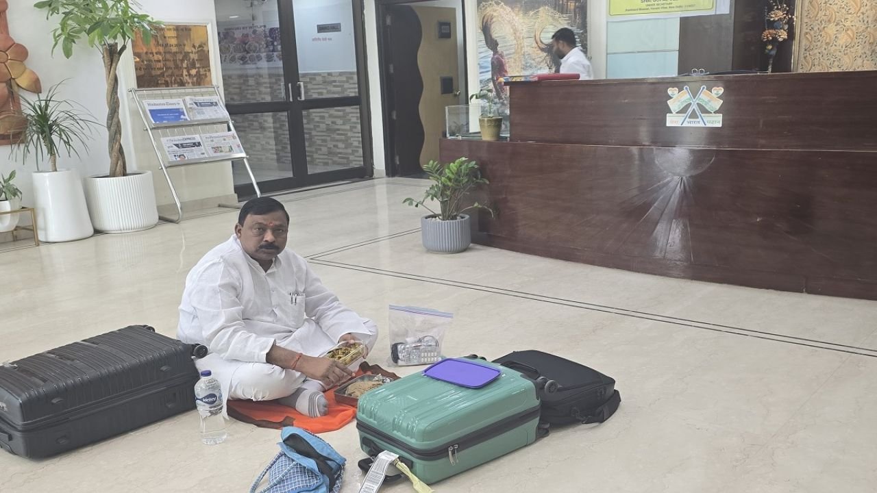 दिल्ली के झारखंड भवन में BJP विधायक को नहीं मिला कमरा, कुशवाहा शशि भूषण मेहता बैठ गए धरने पर, कल्पना सोरेन को लगाया फोन