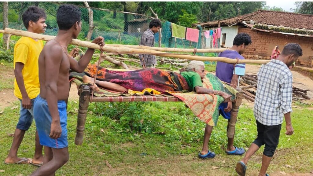 दुर्घटना में घायल महिला को नहीं मिला एंबुलेंस, खटिया पर सुलाकर पहुंचाया गया अस्पताल