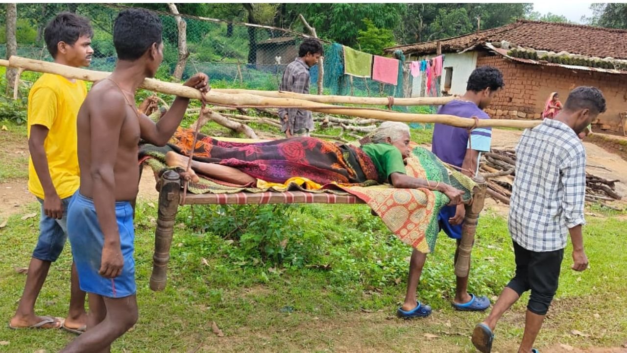 दुर्घटना में घायल महिला को नहीं मिला एंबुलेंस, खटिया पर सुलाकर पहुंचाया गया अस्पताल