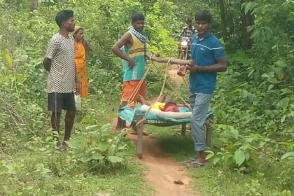 न सड़क और न एंबुलेंस, गर्भवती महिला खाट पर लेटकर पहुंची अस्पताल, सिमडेगा में एक बार फिर खुली सिस्टम की पोल