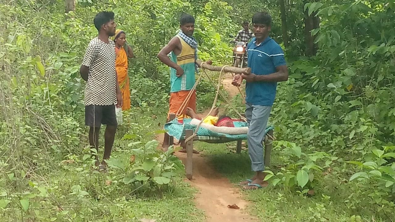 न सड़क और न एंबुलेंस, गर्भवती महिला खाट पर लेटकर पहुंची अस्पताल, सिमडेगा में एक बार फिर खुली सिस्टम की पोल