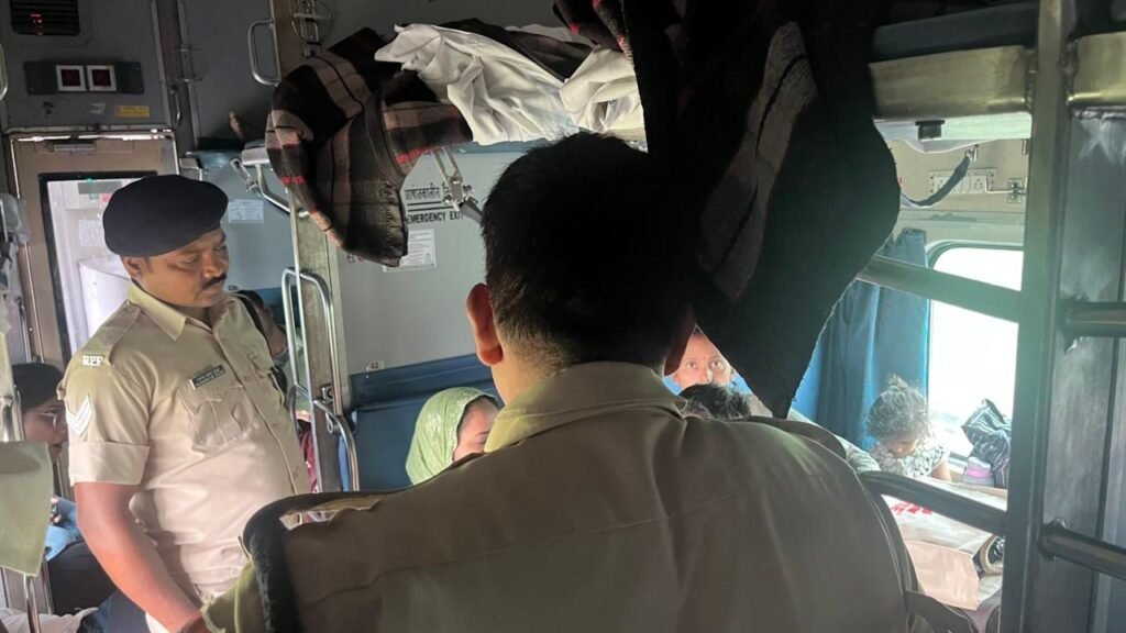 जसीडीह के पास जयनगर-राऊरकेला एक्सप्रेस के एसी कोच में लूट, चिल्लाते रहे यात्री नहीं आई जीआरपी