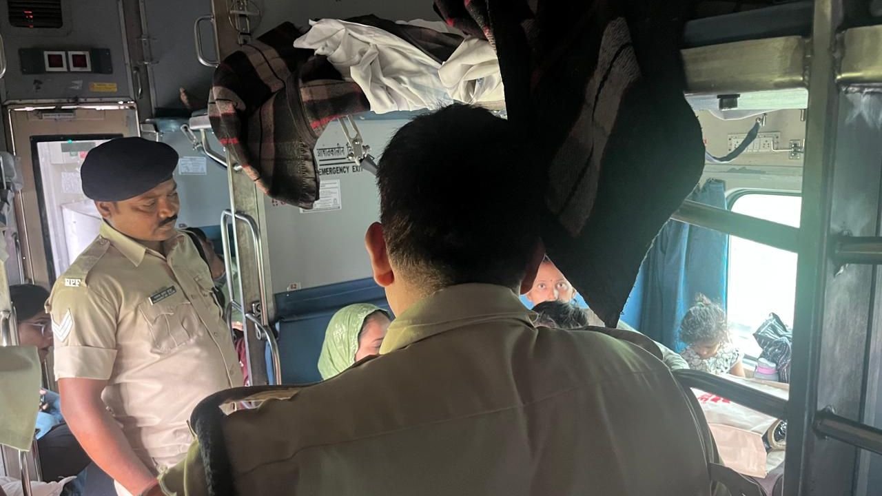 जसीडीह के पास जयनगर-राऊरकेला एक्सप्रेस के एसी कोच में लूट, चिल्लाते रहे यात्री नहीं आई जीआरपी