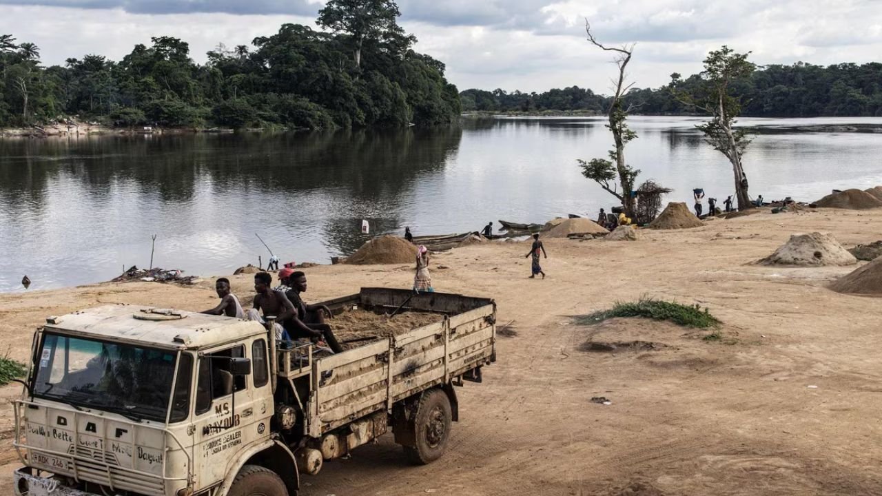 पटना में 40 जगहों पर EOU की रेड से हड़कंप, 400 ट्रक अवैध बालू को किया जब्त