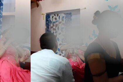 BJP के बाद अब सपा के नेता अश्लील वीडियो हुआ वायरल, शराब की बोतल के साथ युवती के साथ कर रहे है आपत्तिजनक हरकत