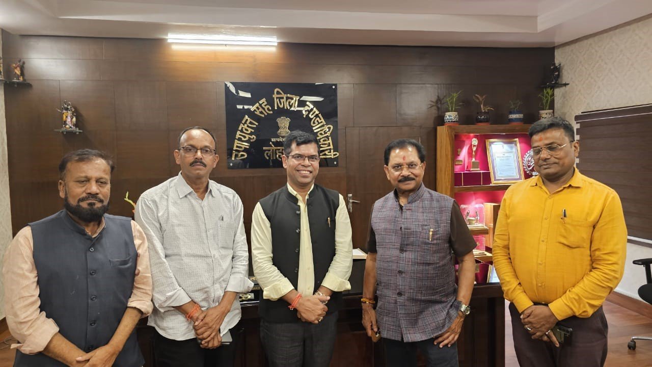 लोहरदगा जिले को पर्यटन के क्षेत्र में आदर्श जिला बनाना है, DC-SP के साथ मुलाकात के बाद बोले धीरज साहू