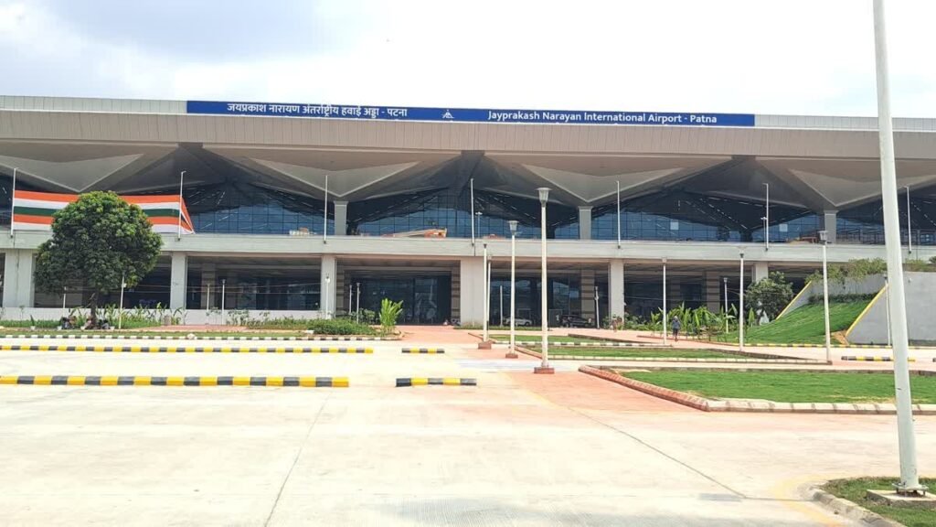 पटना एयरपोर्ट को बम से उड़ाने की मिली धमकी, मचा हड़कंप