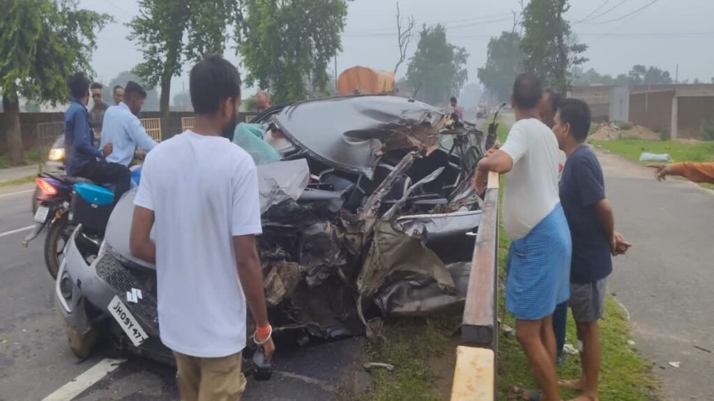 झारखंड में ट्रक और कार के बीच भीषण टक्कर, एक ही परिवार के तीन लोगों की मौत,दो घायल