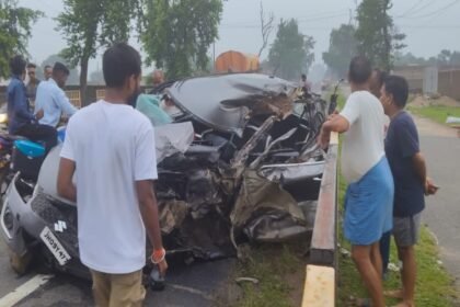 झारखंड में ट्रक और कार के बीच भीषण टक्कर, एक ही परिवार के तीन लोगों की मौत,दो घायल