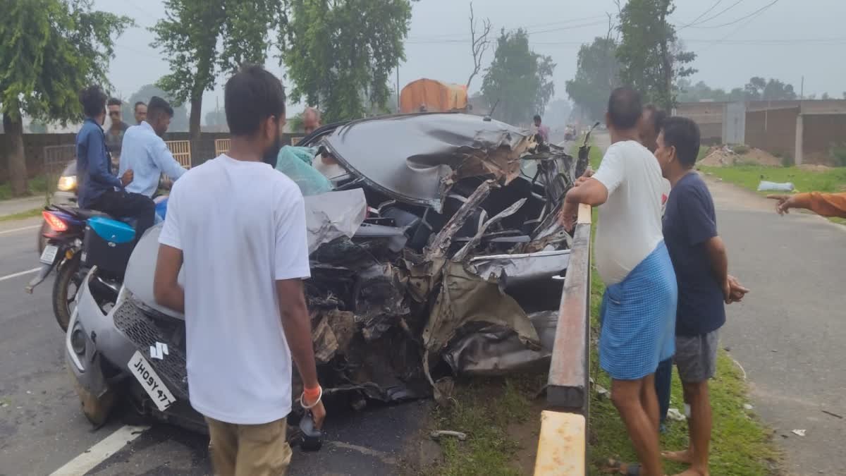 झारखंड में ट्रक और कार के बीच भीषण टक्कर, एक ही परिवार के तीन लोगों की मौत,दो घायल
