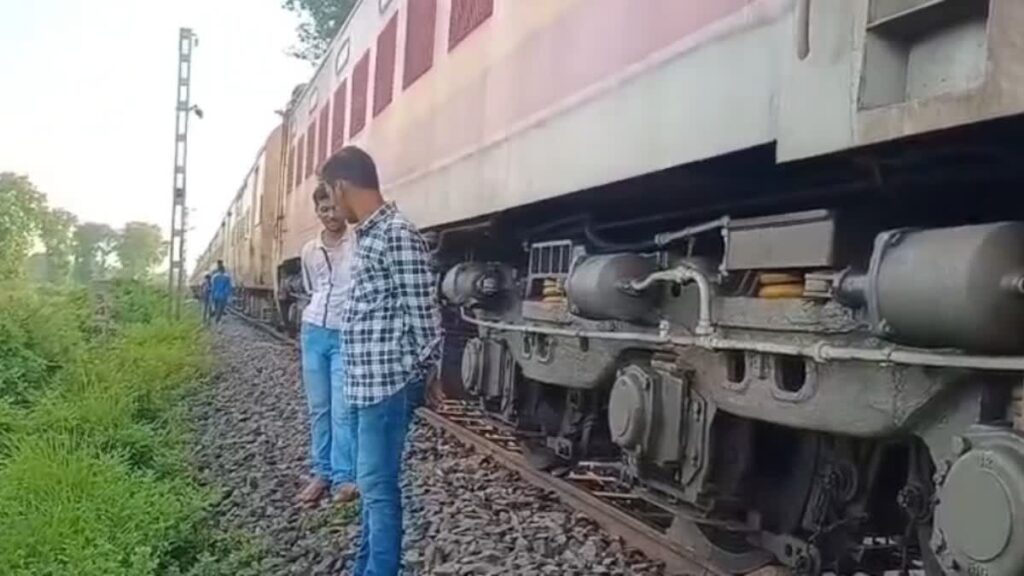 बिहार में बड़ा रेल हादसा टला, जानकी एक्सप्रेस पर टूटकर गिरा हाईवोल्टेज तार,नमो भारत समेत कई ट्रेनों का परिचालन प्रभावित