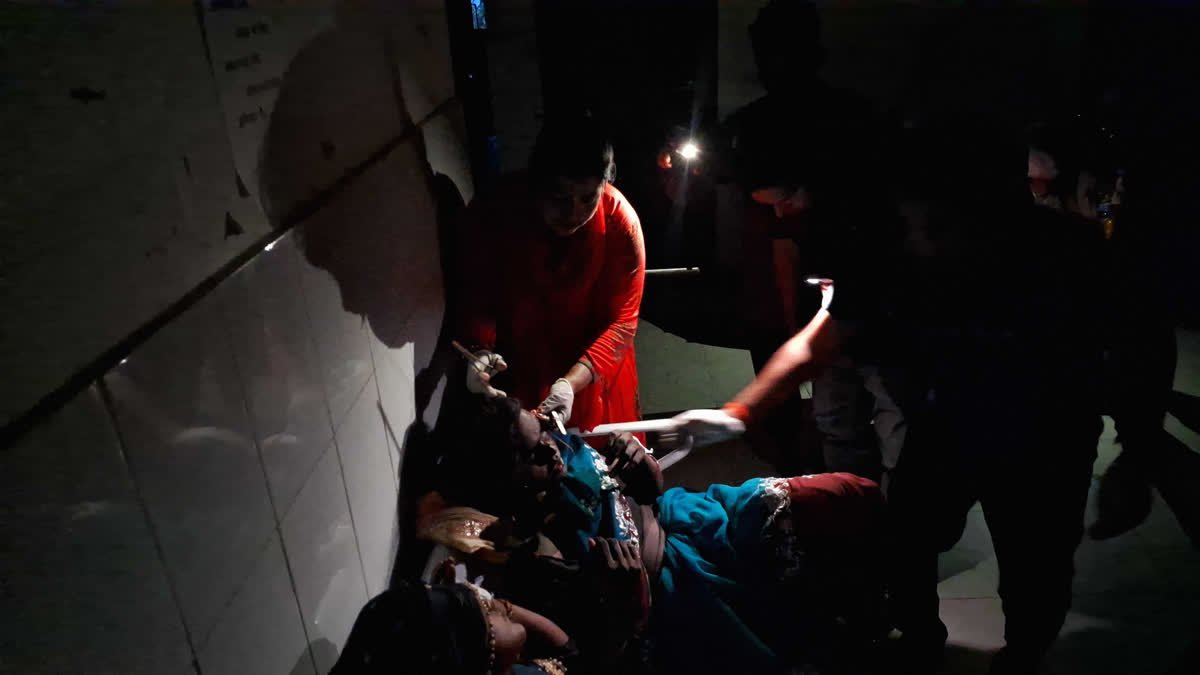 झारखंड के बड़े मेडिकल कॉलेज हॉस्पिटल में अंधेरे में हुआ घायलों का इलाज, मोबाइल लाइट की ली गई मदद, टेक्नीशियन फोन पर रहा व्यस्त