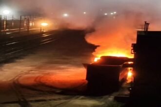 लातेहार में अपराधियों का तांडव, कोयला साइडिंग के पास हाइवा में लगाई आग