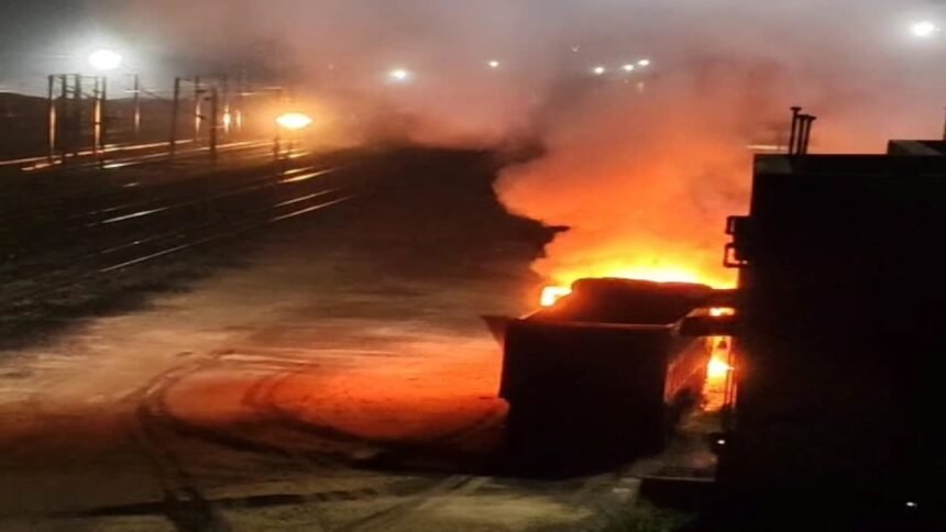 लातेहार में अपराधियों का तांडव, कोयला साइडिंग के पास हाइवा में लगाई आग