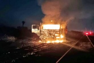 लातेहार में अपराधियों का तांडव, कोल साइडिंग के पास हाइवा को लगाई आग