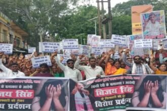 मुखिया पर आवास दिलाने के नाम पर दुष्कर्म का आरोप, चतरा में ग्रामीणों ने किया DC ऑफिस का घेराव