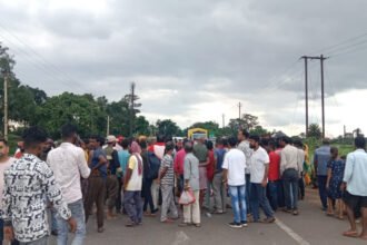 गिरिडीह में ट्रेलर की चपेट में आने से एक बच्चे समेत दो बाइक सवार की मौत, एक बच्चे की बच गई जान