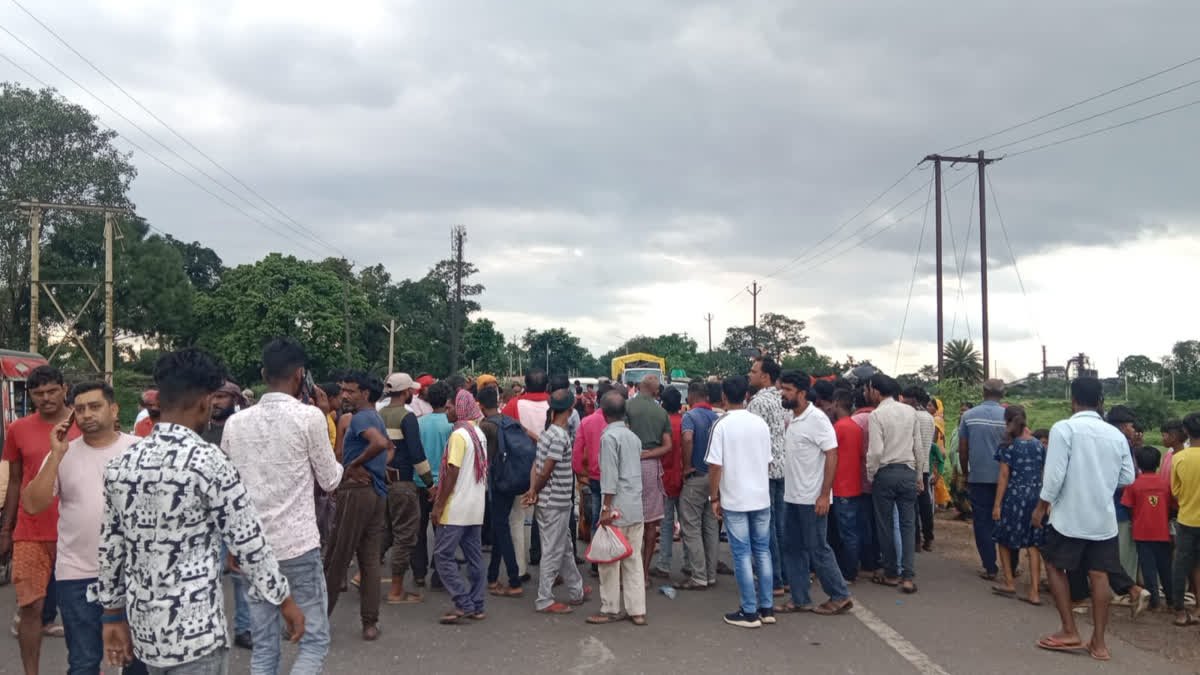 गिरिडीह में ट्रेलर की चपेट में आने से एक बच्चे समेत दो बाइक सवार की मौत, एक बच्चे की बच गई जान