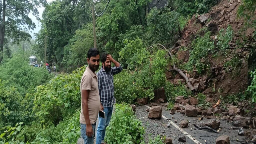 लातेहार घाटी में भारी बारिश के बाद भूस्खलन, छत्तीसगढ़ को जोड़ने वाली सड़क बंद, कई पर्यटक फंसे