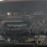 लातेहार में अपराधियों का तांडव, दो गाड़ियों में लगाई आग