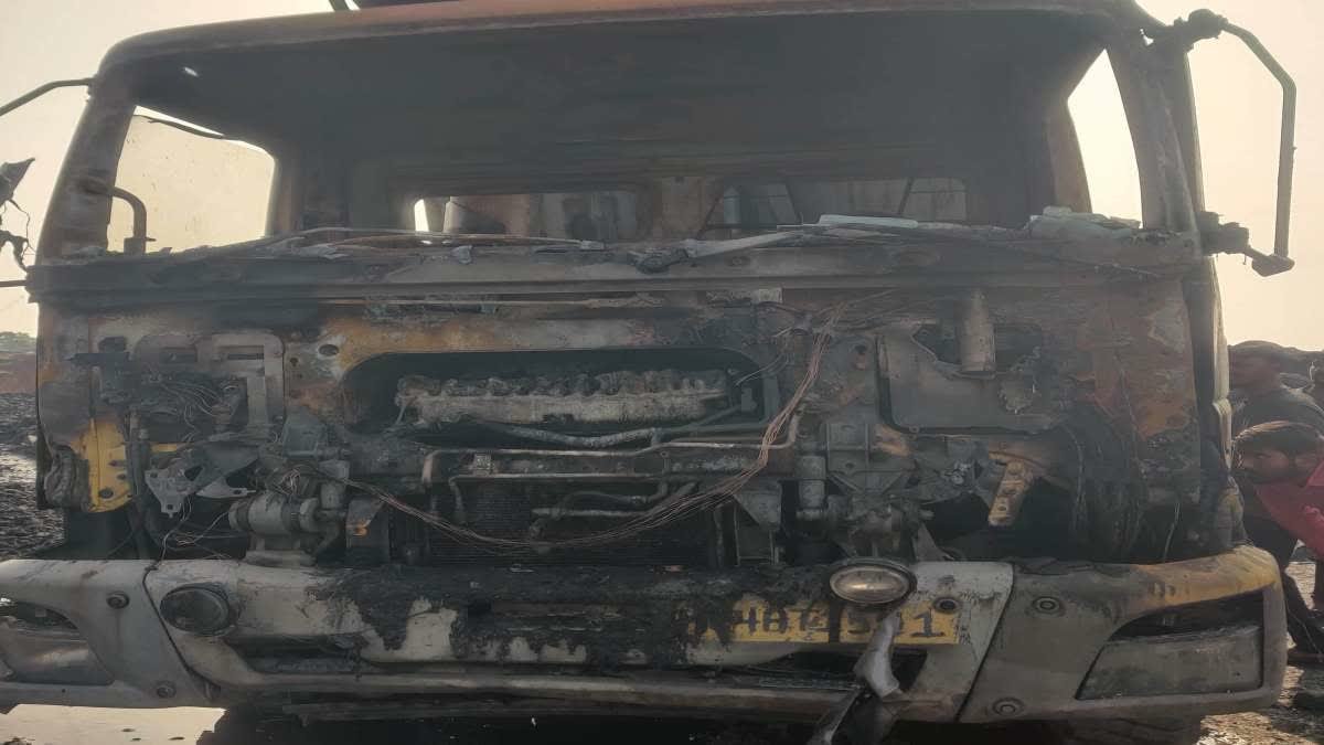 लातेहार में अपराधियों का तांडव, दो गाड़ियों में लगाई आग