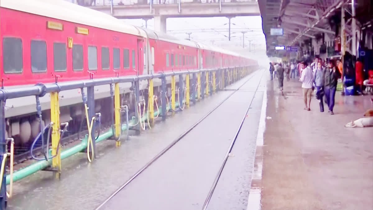 पटना का बारिश से बुरा हाल, स्कूल बंद, रेलवे ट्रैक पर चढ़ा पानी, थाने में जलजमाव