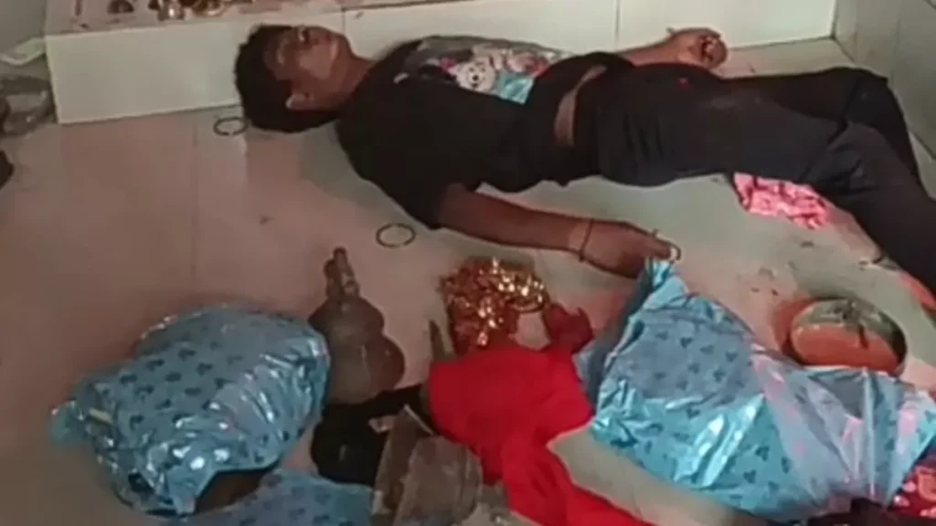 मंदिर में चोरी करने के बाद चोर को आ गई नींद, सामान के साथ वहीं सो गया, जब सुबह नींद खुली तो..
