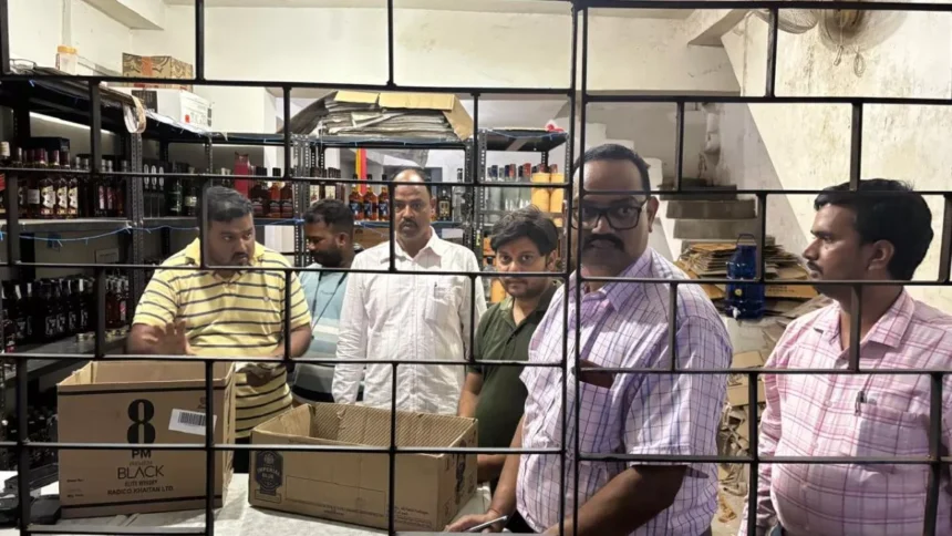 झारखंड में उत्पाद आयुक्त ने कर्मी को शराब लेने भेजा, उससे भी वसूले ज्यादा पैसे, अधिक दाम पर शराब बेचते 7 गिरफ्तार