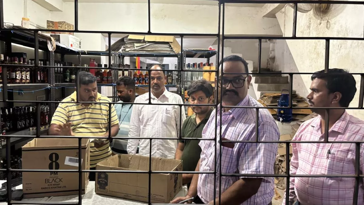 झारखंड में उत्पाद आयुक्त ने कर्मी को शराब लेने भेजा, उससे भी वसूले ज्यादा पैसे, अधिक दाम पर शराब बेचते 7 गिरफ्तार