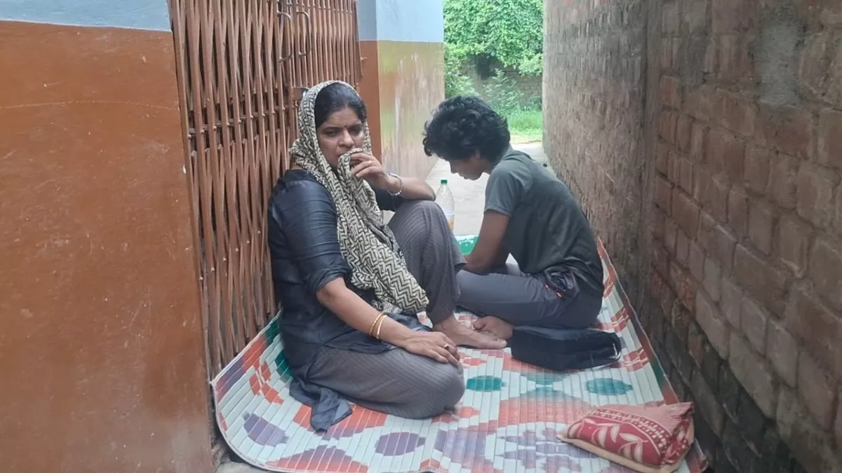 बहू ने ससुराल वालों को घर में कर दिया कैद, चार दिनों से बेटी के साथ धरने पर बैठी, बिहार के जमुई मं हाई वोल्टेज ड्रामा