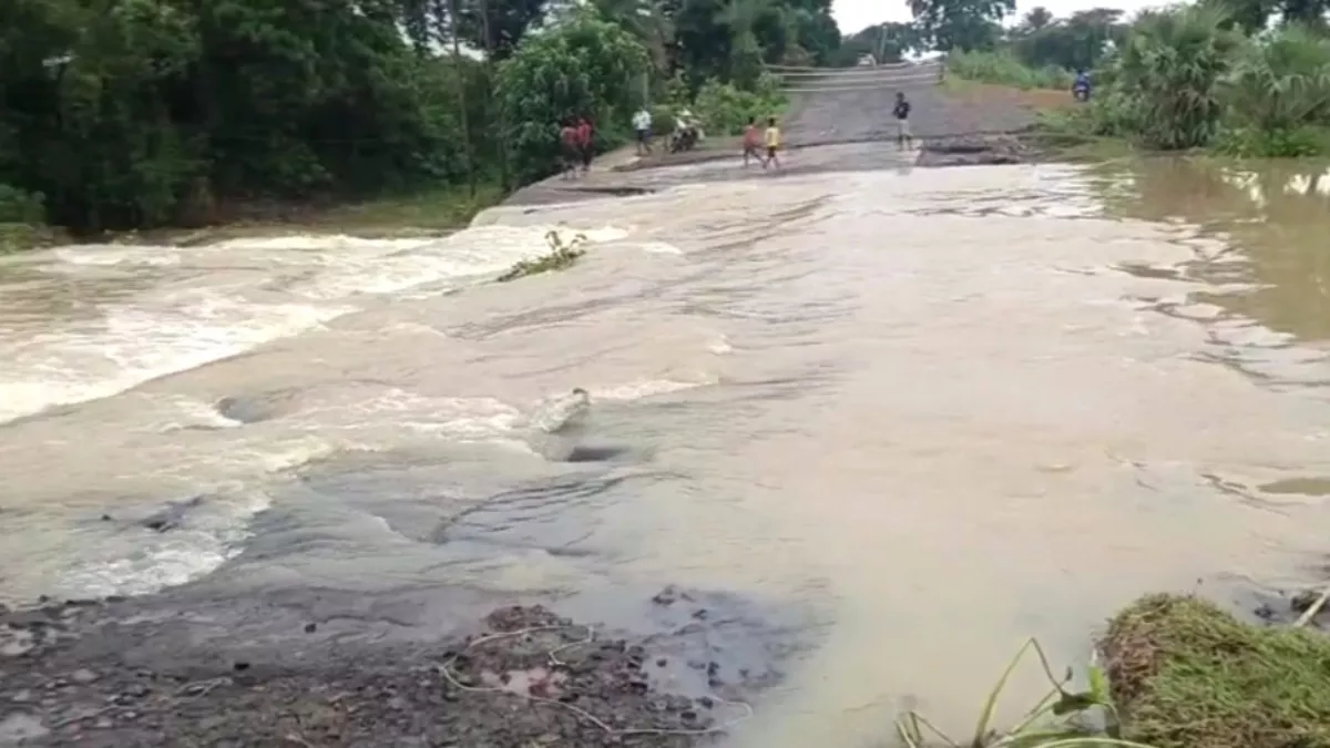 साहिबगंज में बाढ़ के पानी से टूटा NH-80 की सड़क, झारखंड से पश्चिम बंगाल का संपर्क टूटा