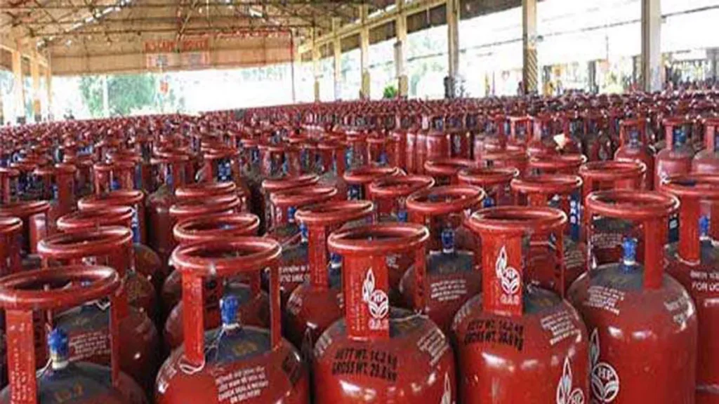 LPG गैस फिर महंगी, 14.2-kg सिलेंडर पर 29 रुपये की बढ़ोतरी की गई