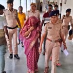 बिहार में रंगे हाथ घूस लेते गिरफ्तार हुई महिला DPO और डाटा ऑपरेटर, 2 लाख कैश बरामद