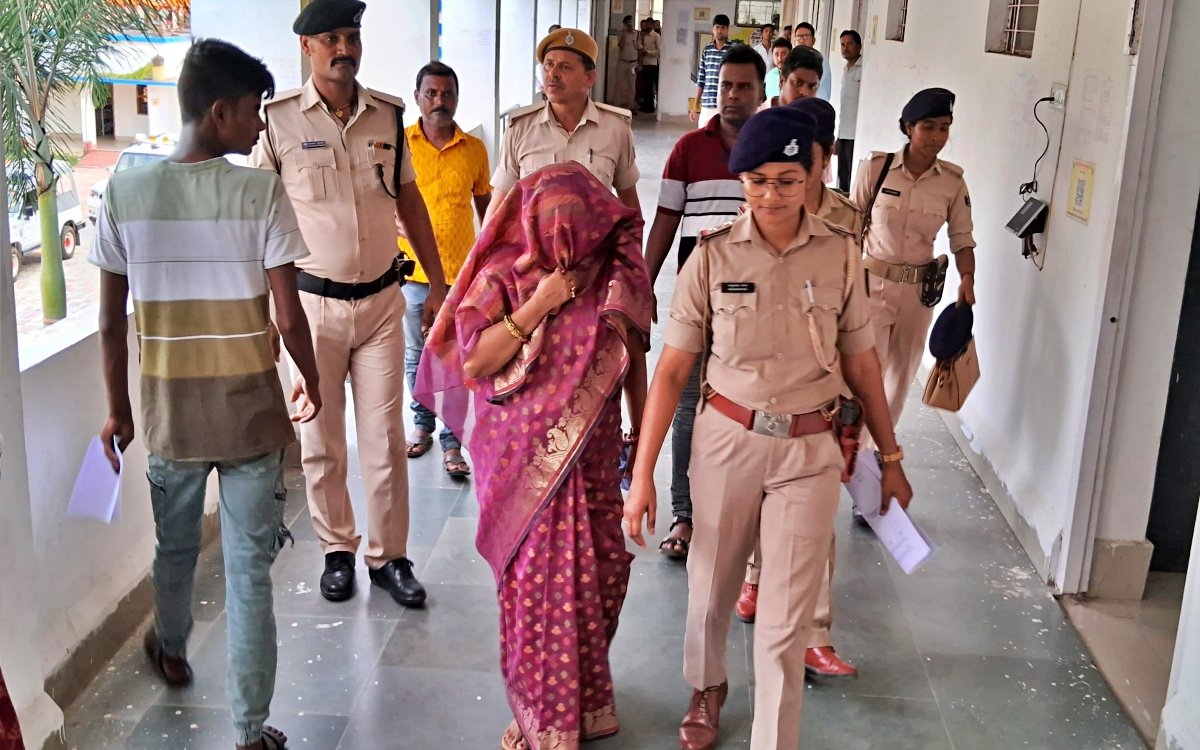 बिहार में रंगे हाथ घूस लेते गिरफ्तार हुई महिला DPO और डाटा ऑपरेटर, 2 लाख कैश बरामद