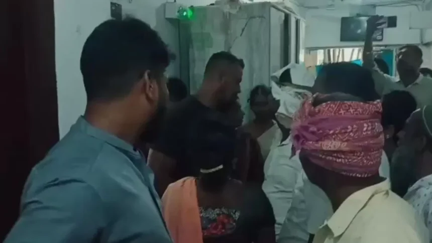ऑपरेशन के चार दिन बाद भी नहीं आया मरीज को होश, डॉक्टर हुआ फरार, रांची के अस्पताल में हुआ बवाल 1 ऑपरेशन के चार दिन बाद भी नहीं आया मरीज को होश, डॉक्टर हुआ फरार, रांची के अस्पताल में हुआ बवाल
