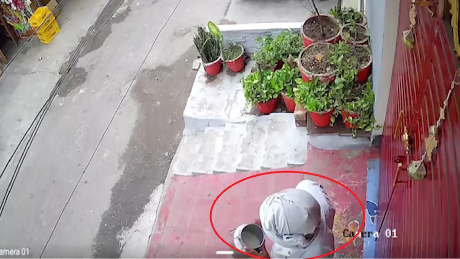 क-थूककर घरों में दूध दे रहा था मोहम्मद शरीफ, अनजाने में उसी से करते थे बांके बिहारी का अभिषेक, CCTV फुटेज से हुआ खुलासा