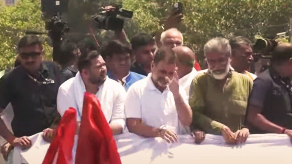 बिहार बंद में शामिल एक साथ शामिल हुए राहुल गांधी और तेजस्वी यादव, जगह-जगह रोकी गई ट्रेनें