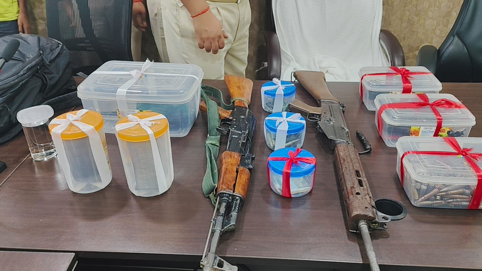 झारखंड के बोकारो में मिला हथियारों का जखीरा, इंसास राइफल और SLR बरामद 2 GwN 9s4XEAAtKkU