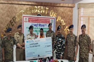 JJMP सबजोनल कमांडर लवलेश गंझू ने किया सरेंडर, 5 लाख का दिया गया चेक, 50 मामलों में था वांछित