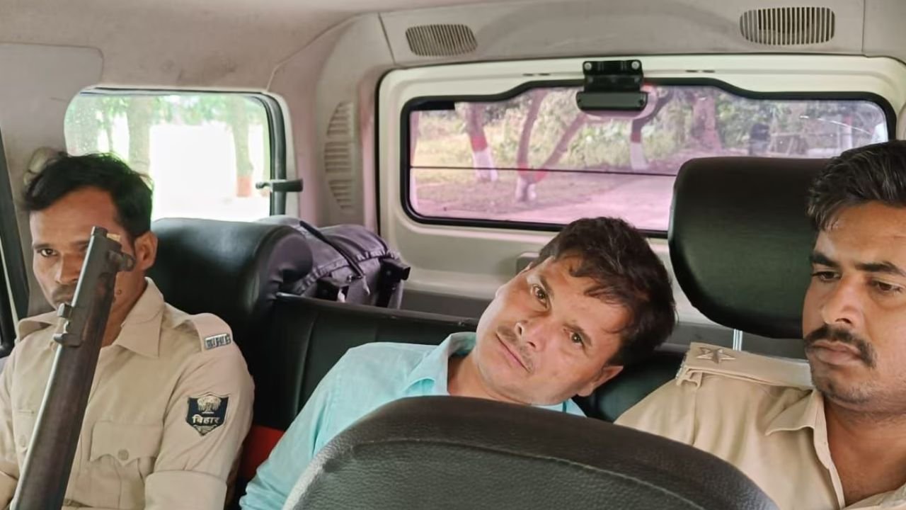 बिहार में शराब पीकर मंत्री के मंच पर पहुंचा अधिकारी, DM ने रंगे हाथ पकड़ लिया