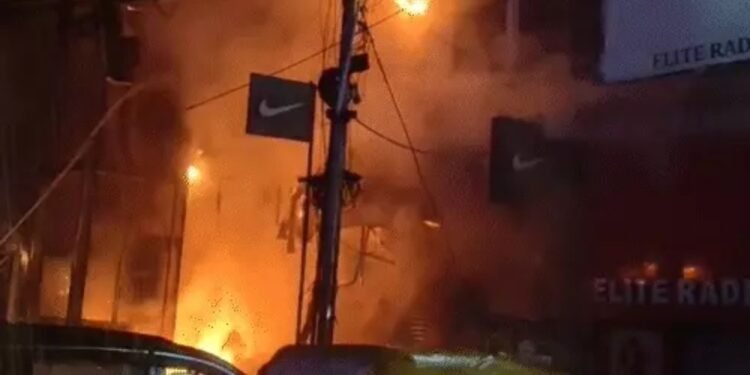 पटना के होटल सम्राट इंटरनेशनल में लगी भीषण आग, अफतरातफरी के बीच खिड़की से कूदे लोग 1 पटना के होटल सम्राट इंटरनेशनल में लगी भीषण आग, अफतरातफरी के बीच खिड़की से कूदे लोग