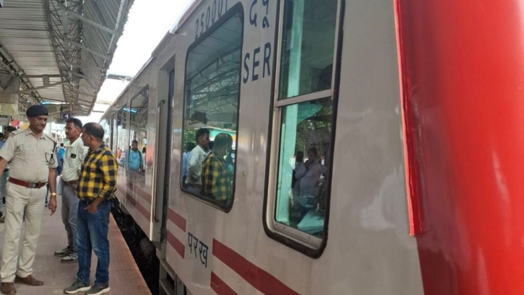 PCSO ने किया लोहरदगा स्टेशन का निरीक्षण, रेलवे की सुरक्षा और यात्री सुविधाओं का किया आंकलन