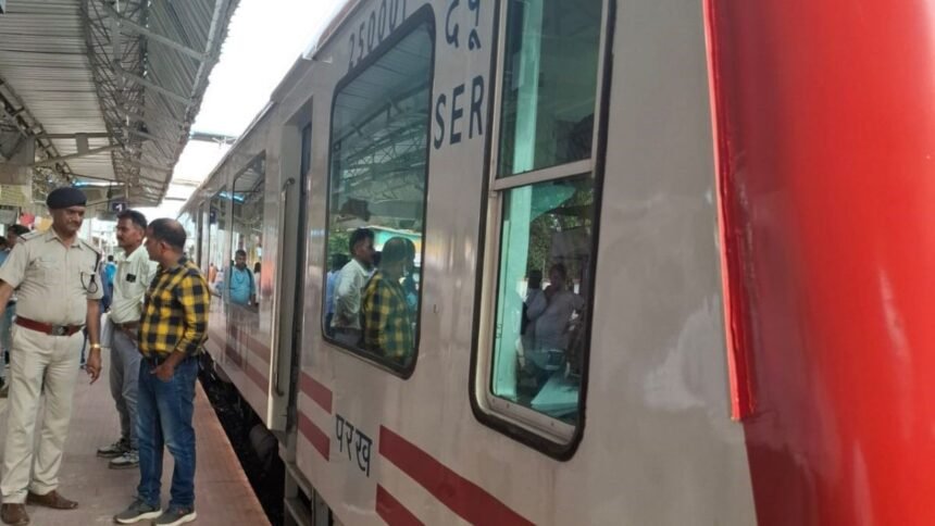 PCSO ने किया लोहरदगा स्टेशन का निरीक्षण, रेलवे की सुरक्षा और यात्री सुविधाओं का किया आंकलन 1 PCSO ने किया लोहरदगा स्टेशन का निरीक्षण, रेलवे की सुरक्षा और यात्री सुविधाओं का किया आंकलन