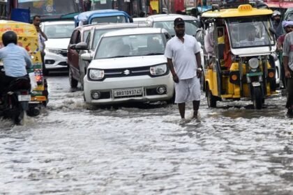 भारी बारिश से पटना का हाल-बेहाल, जमुई, नवादा समेत 7 जिलो में आज अलर्ट, तेज हवा के साथ ठनका गिरने की चेतावनी