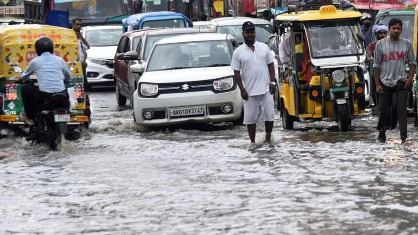 भारी बारिश से पटना का हाल-बेहाल, जमुई, नवादा समेत 7 जिलो में आज अलर्ट, तेज हवा के साथ ठनका गिरने की चेतावनी