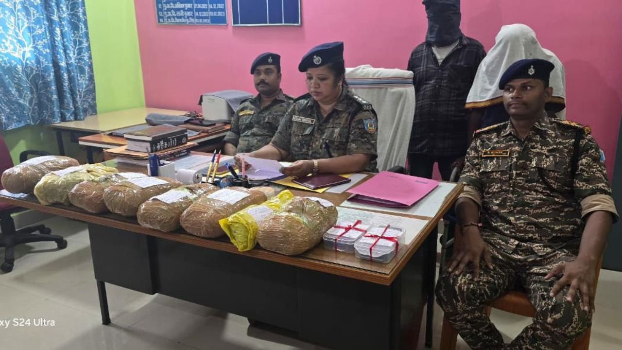 लोहरदगा के कुडू में 7.750 किलोग्राम गांजा बरामद, पुलिस ने दो को किया गिरफ्तार